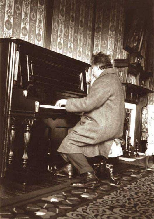 Albert Einstein playing at the piano.jpg