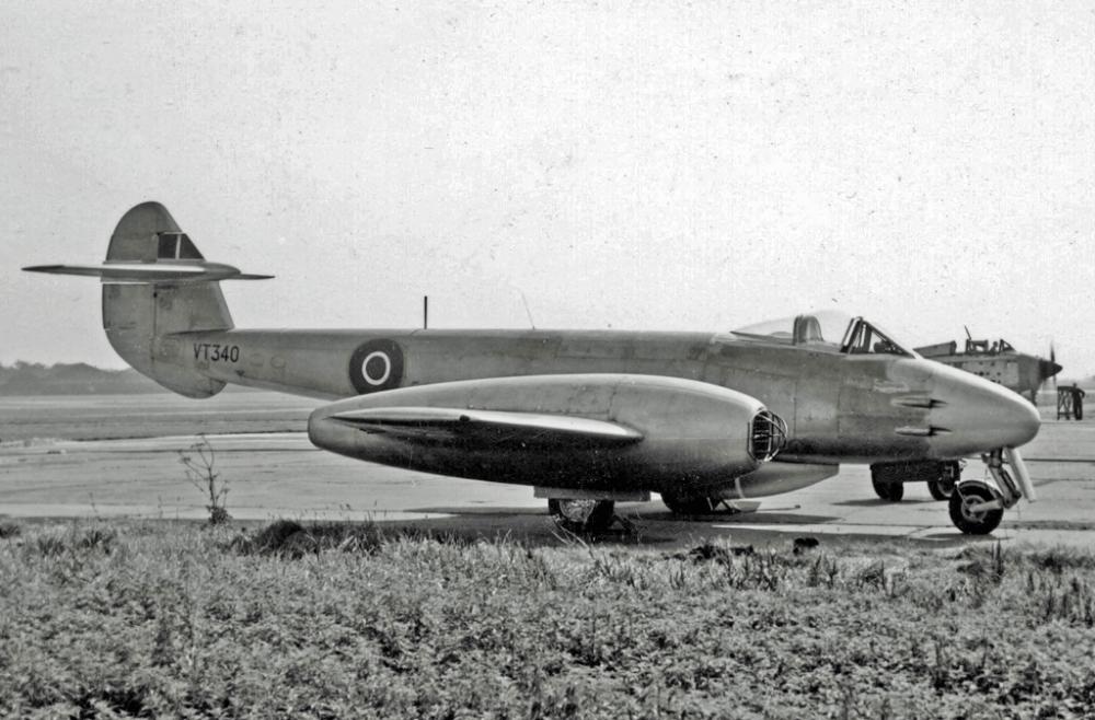 Gloster_Meteor_F.4_VT340_Fairey_Ringway_21.07.55_edited-2.jpg