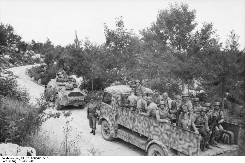 1422987440_bundesarchiv_bild_101i-005-0018-15_jugoslawien_polizeieinsatz_spc3a4hpanzer_u._lkw.jpg