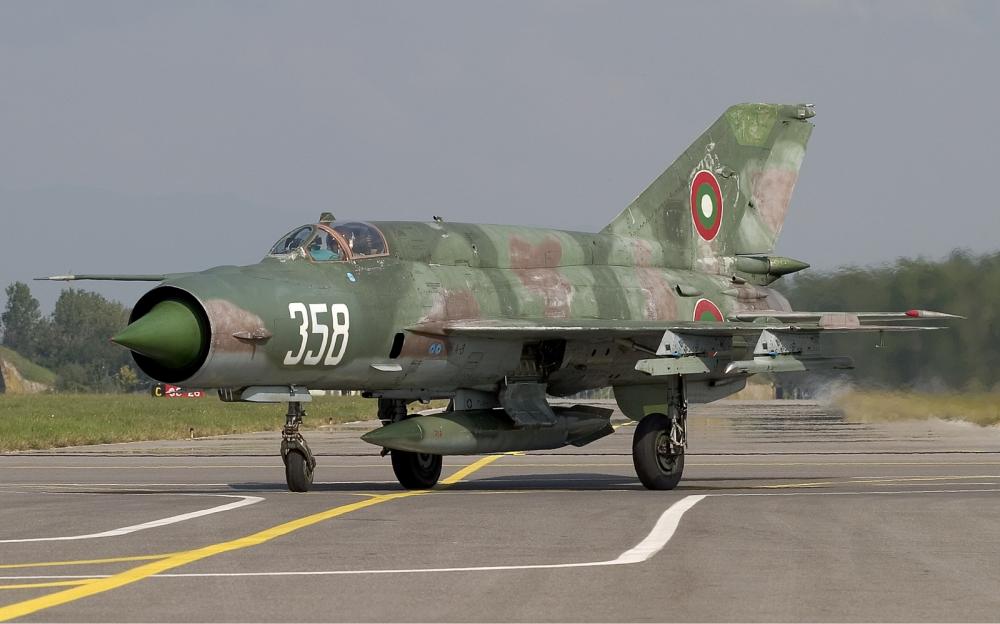 Bulgarian_Air_Force_Mikoyan-Gurevich_MiG-21bis_Lofting-2.jpg