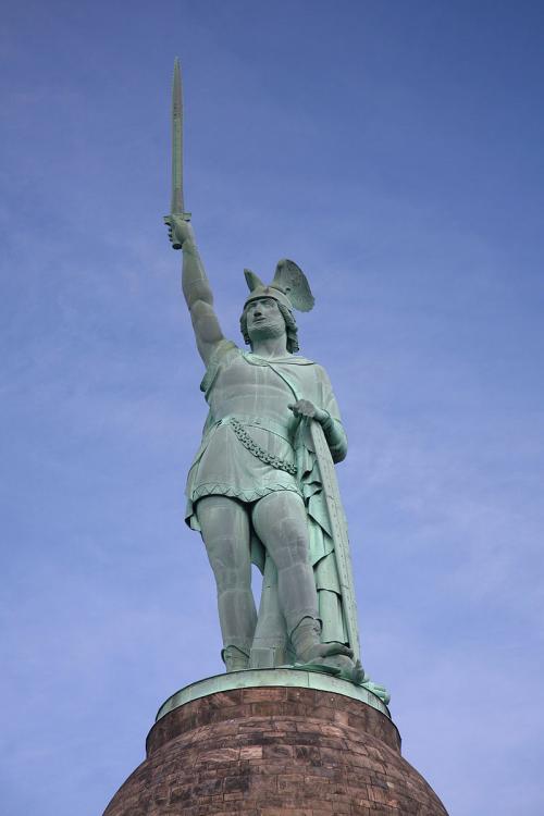 800px-Hermannsdenkmal_statue.thumb.jpg.34989036287b2309094889216dee9c4b.jpg