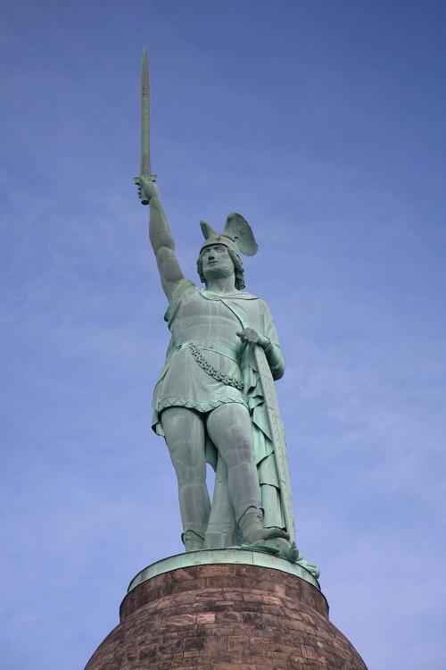 800px-Hermannsdenkmal_statue.thumb.jpg.34989036287b2309094889216dee9c4b.jpg