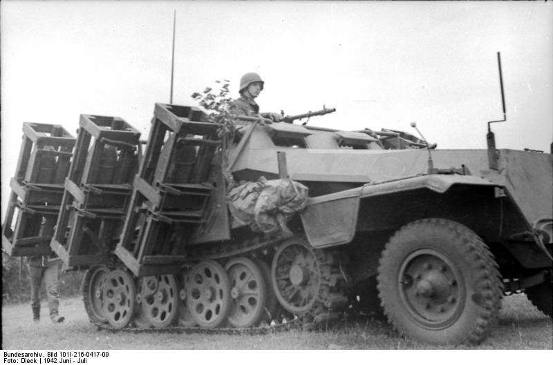 Bundesarchiv_Bild_101I-216-0417-09,_Russland,_schwerer_Wurfrahmen_an_Schützenpanzer.jpg