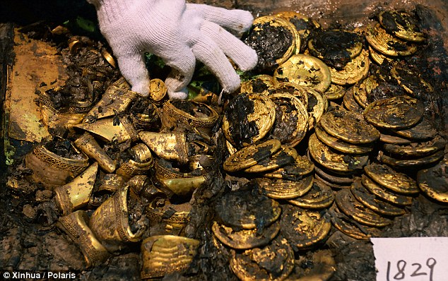 2F9FEC3700000578-3375474-Discovery_Gold_items_found_in_the_main_tomb_at_the_site_of_the_r-a-87_1451237378082.jpg