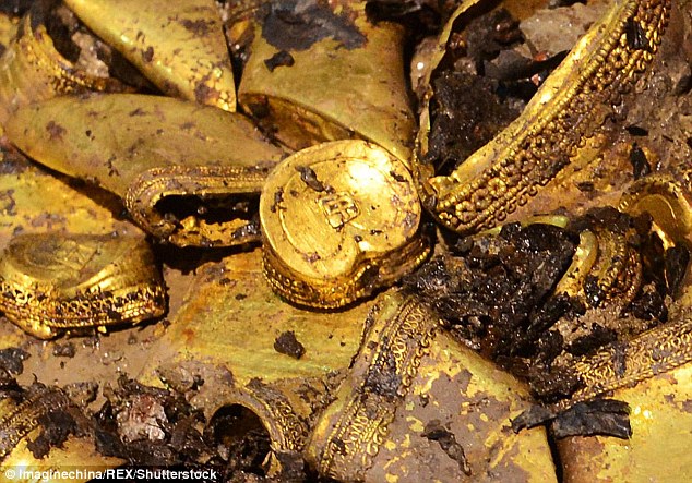 2FA158D100000578-3375474-Hoof_shaped_gold_items_excavated_from_the_tomb_of_Haihunhou_dati-a-89_1451237378086.jpg