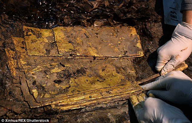 2FA160FA00000578-3375474-Gold_plates_measuring_23cm_long_10cm_wide_and_0_3cm_were_found_i-a-88_1451237378084.jpg