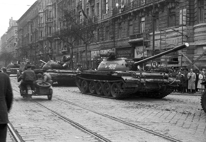 Съветски танк Т-54 в Будапеща на 31 октомври