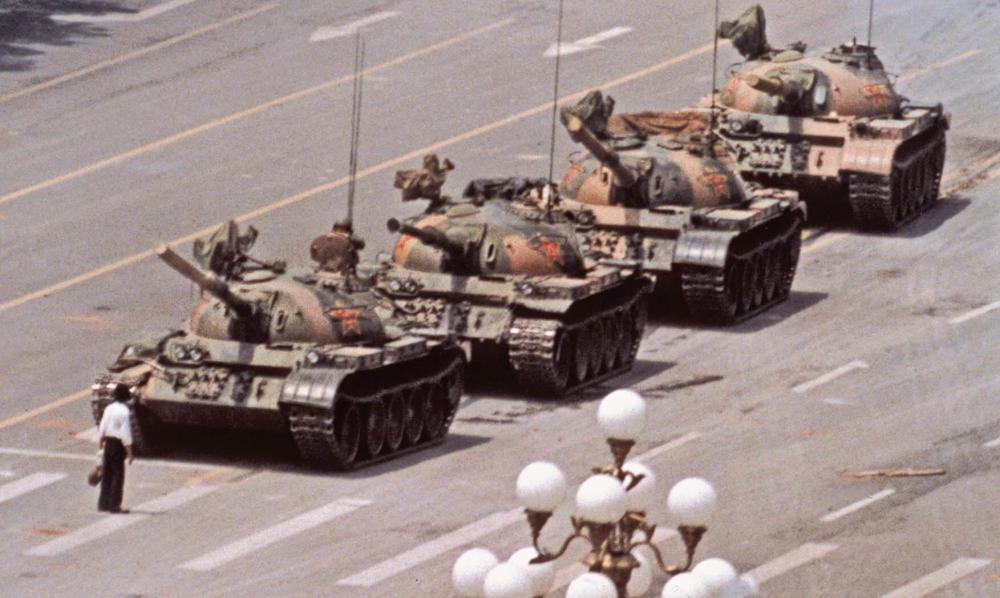 Човека пред танка на площад Тиенанмън, 5 юни 1989 г