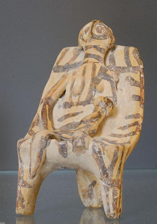Kourotrophe_phi-figurine_Louvre_CA1872.thumb.jpg.db969459db19288608d1d1f1722cc2d2.jpg