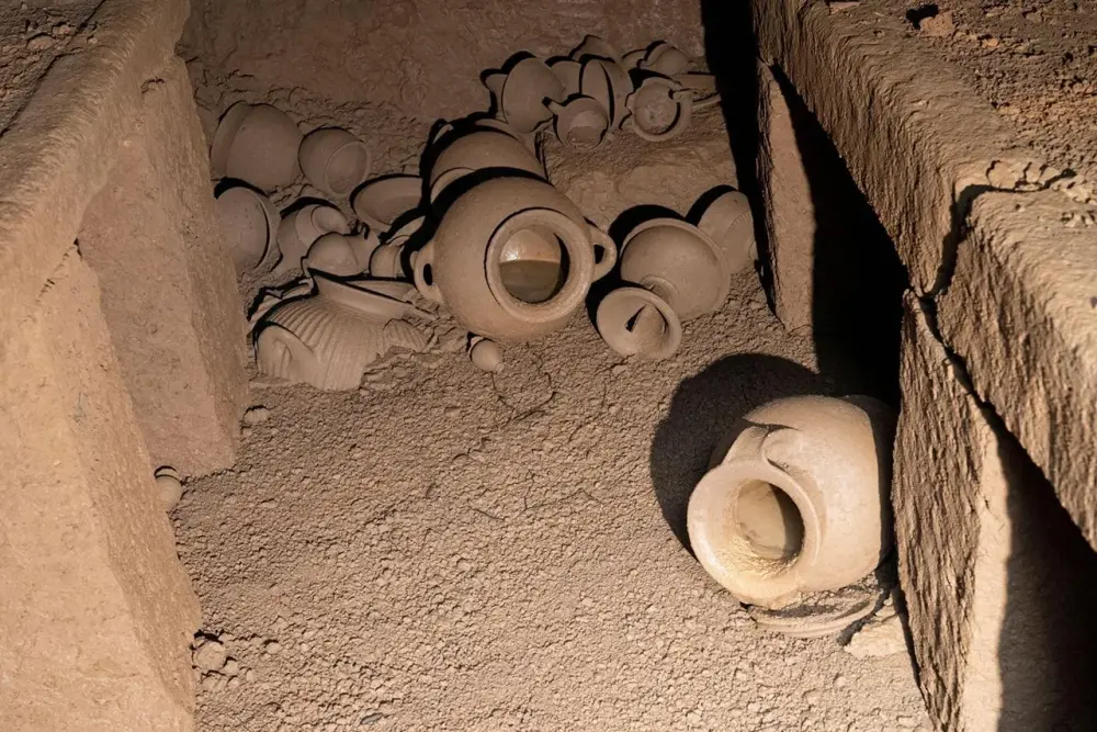 intact-7th-century-etruscan-tomb-2.thumb.webp.7fe70d81d800e41062f71b97ea12f608.webp